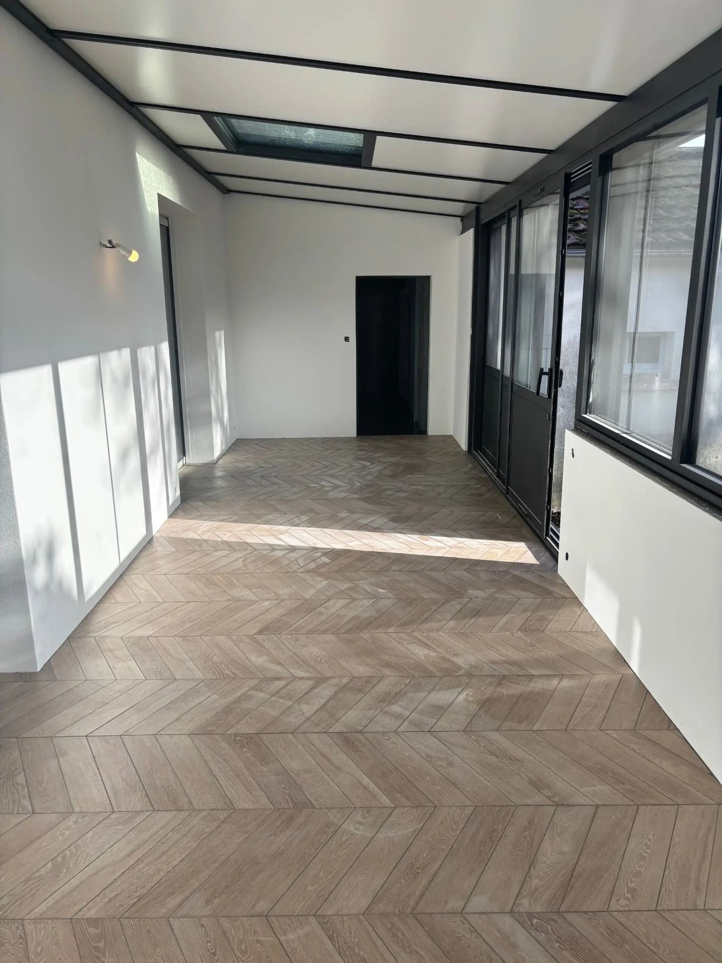 Pose de carrelage en chevron réalisée par l'équipe Eveillard Carrelages